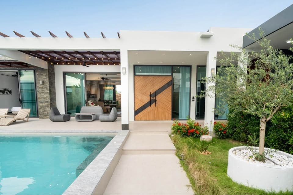 Modern 3+1 Bed Pool Villa — Near Laguna 15