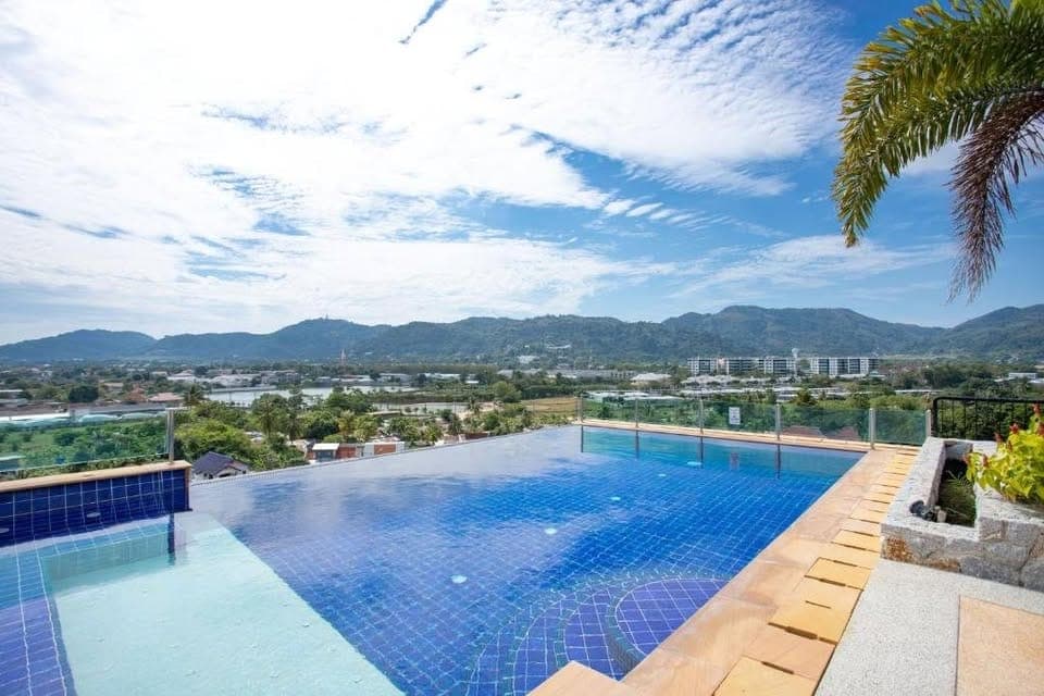 Seaview 3-Bedroom Apartment with Rooftop Pool — Chalong