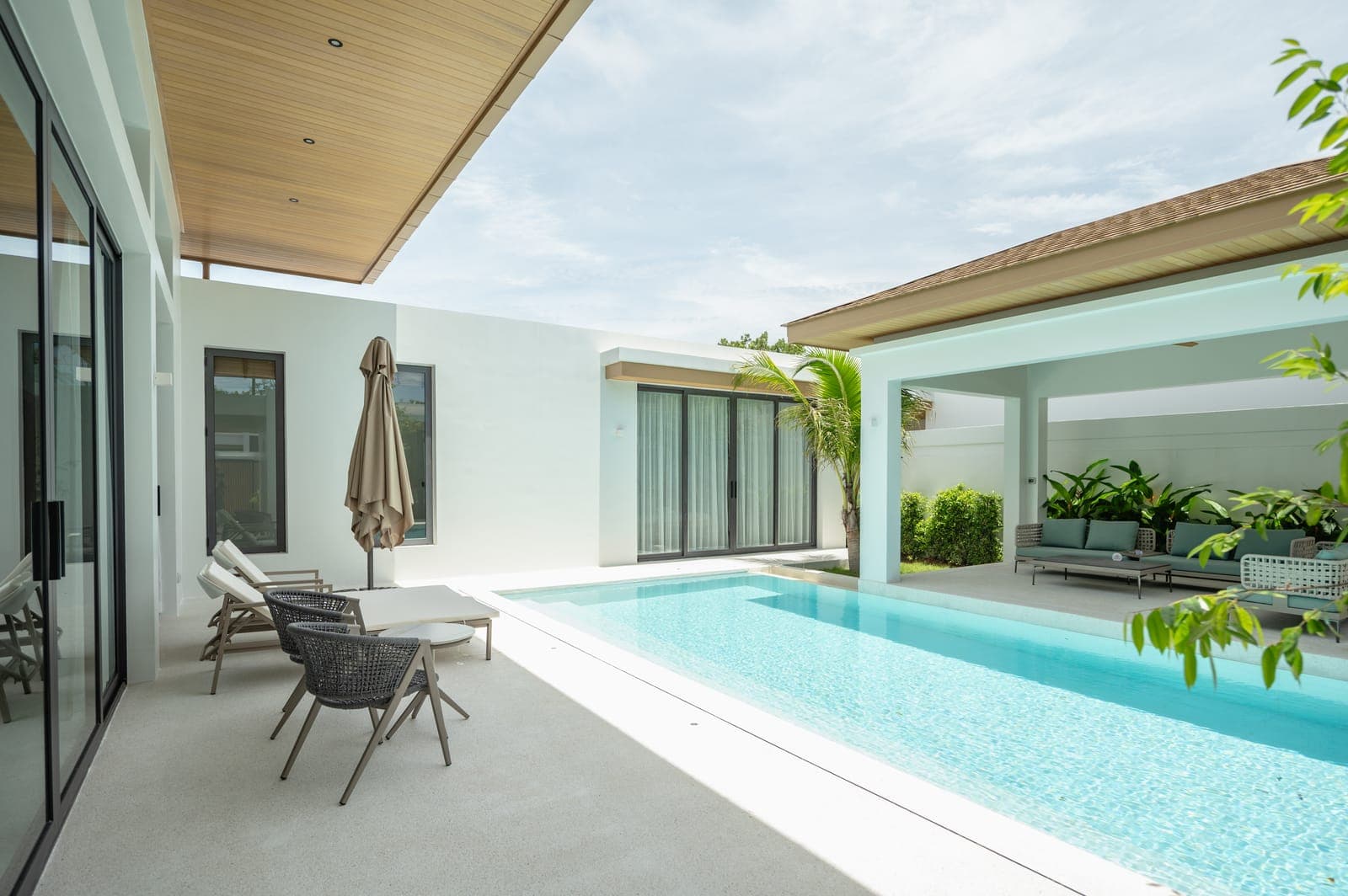 Modern 4-Bedroom Pool Villa — Mouana Maikhao