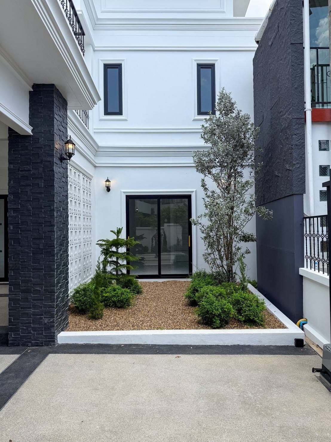 New Luxury Pool Villa, Songkhun Village — Chalong