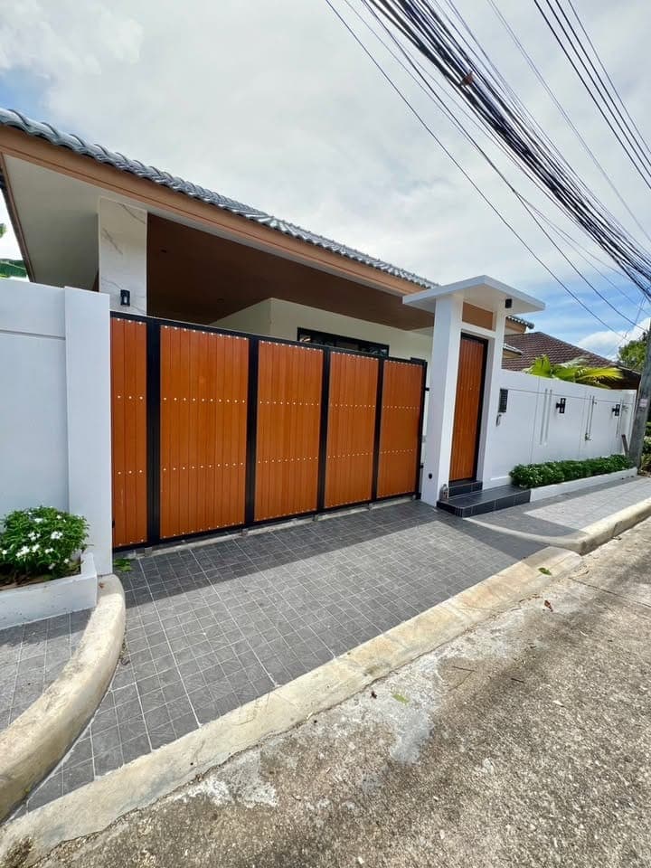 Stylish 3-Bedroom House with Office and Bathtub in Thalang